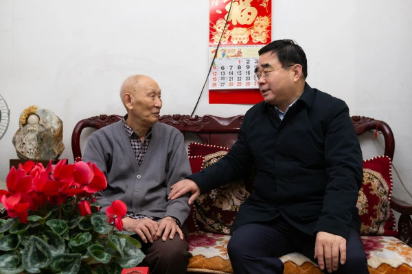 滿(mǎn)慎剛看望慰問(wèn)山東重工老干部、困難職工