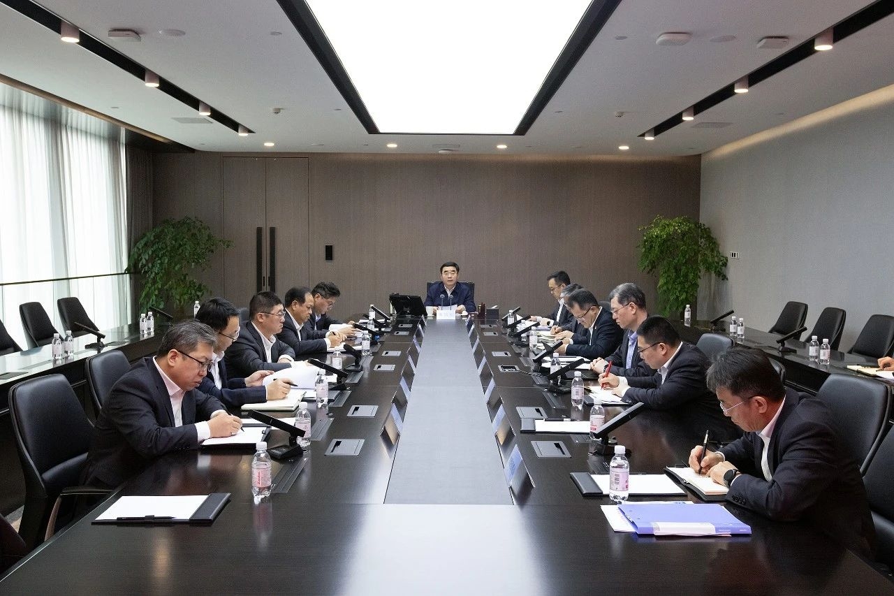 山東重工集團(tuán)黨委理論學(xué)習(xí)中心組開(kāi)展集體學(xué)習(xí)研討